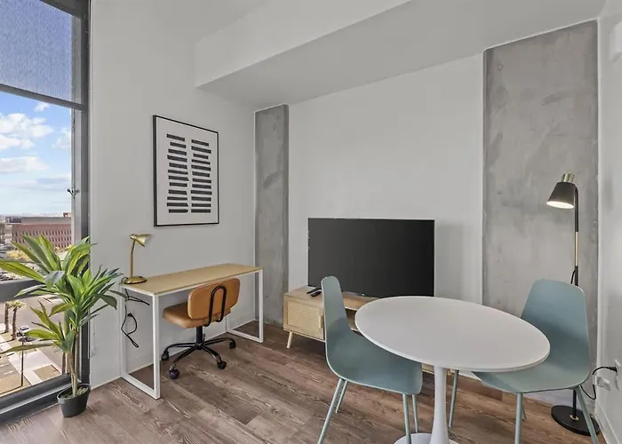 Apartment Boulevard Modern Highrise Stu Sky Pool Parking Gym 15 *