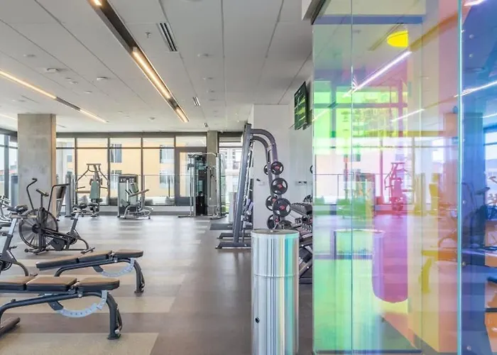 Apartment Boulevard Modern Highrise Stu Sky Pool Parking Gym 15 *